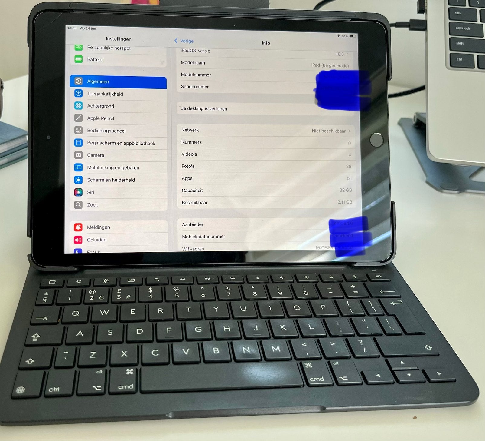 Ipadhoes met toetsenbord van Logitech 8e generatie, Computers en Software, Tablet-hoezen, Ophalen of Verzenden, Zo goed als nieuw