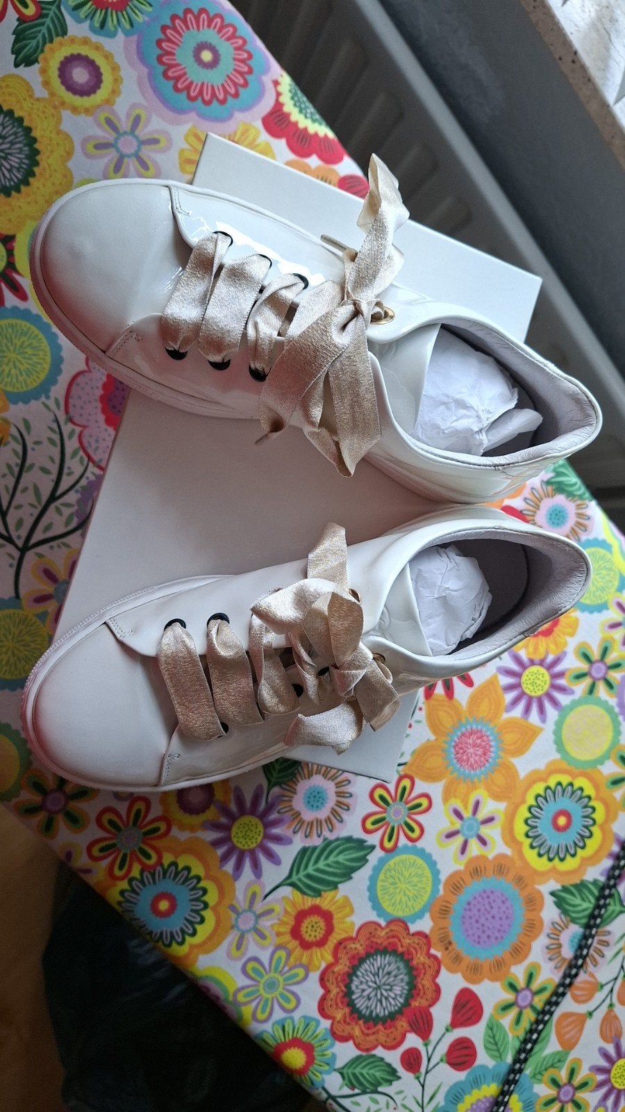 Witte sneakers met satijnen veters - RB - Maat 33, Kleding | Dames, Schoenen, Ophalen of Verzenden, Nieuw, Wit