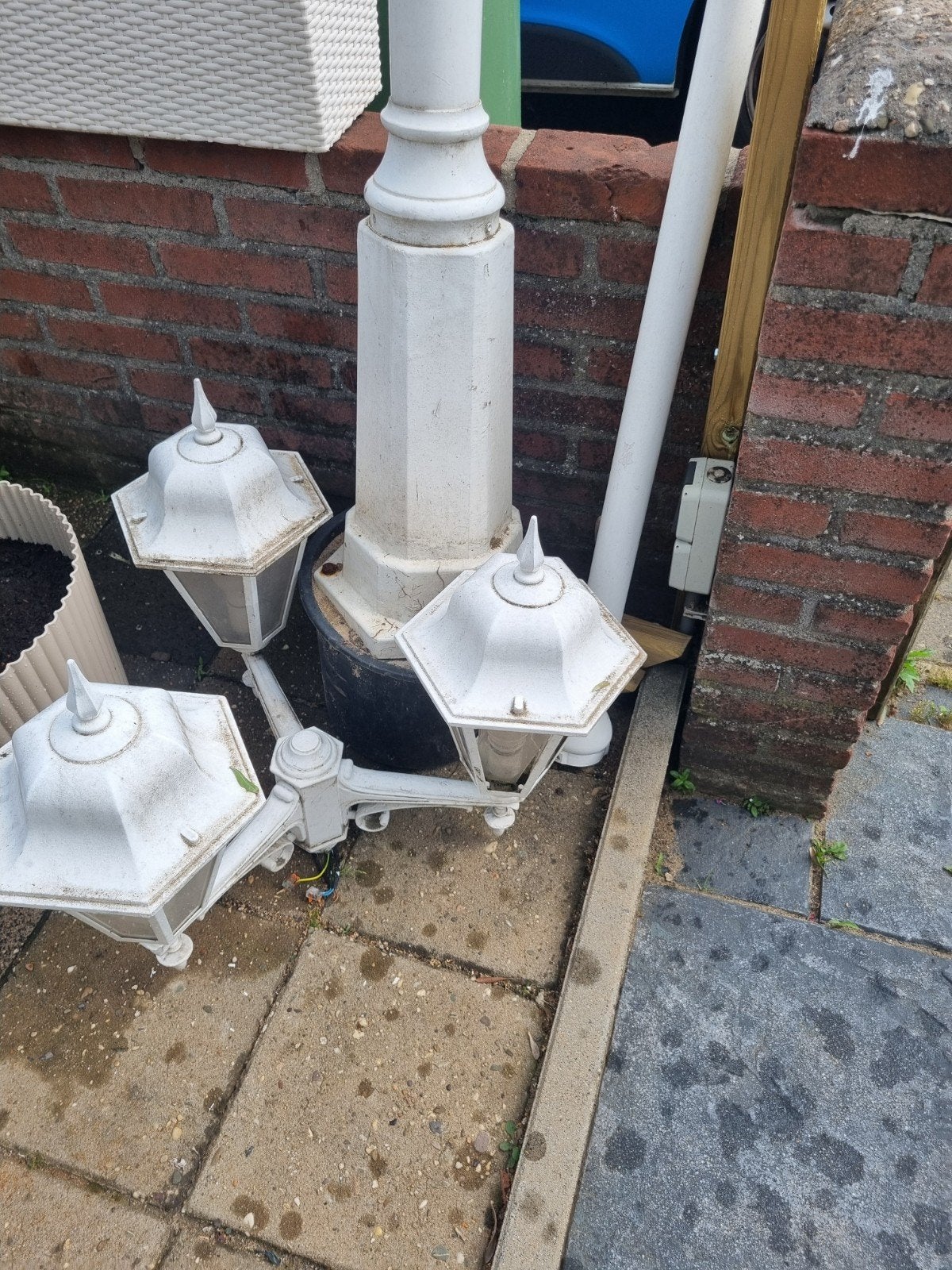Buitenlamp met 3 lantaarns - Klassieke tuinverlichting, Tuin en Terras, Overige materialen, Gebruikt, Minder dan 50 watt, Staande lamp