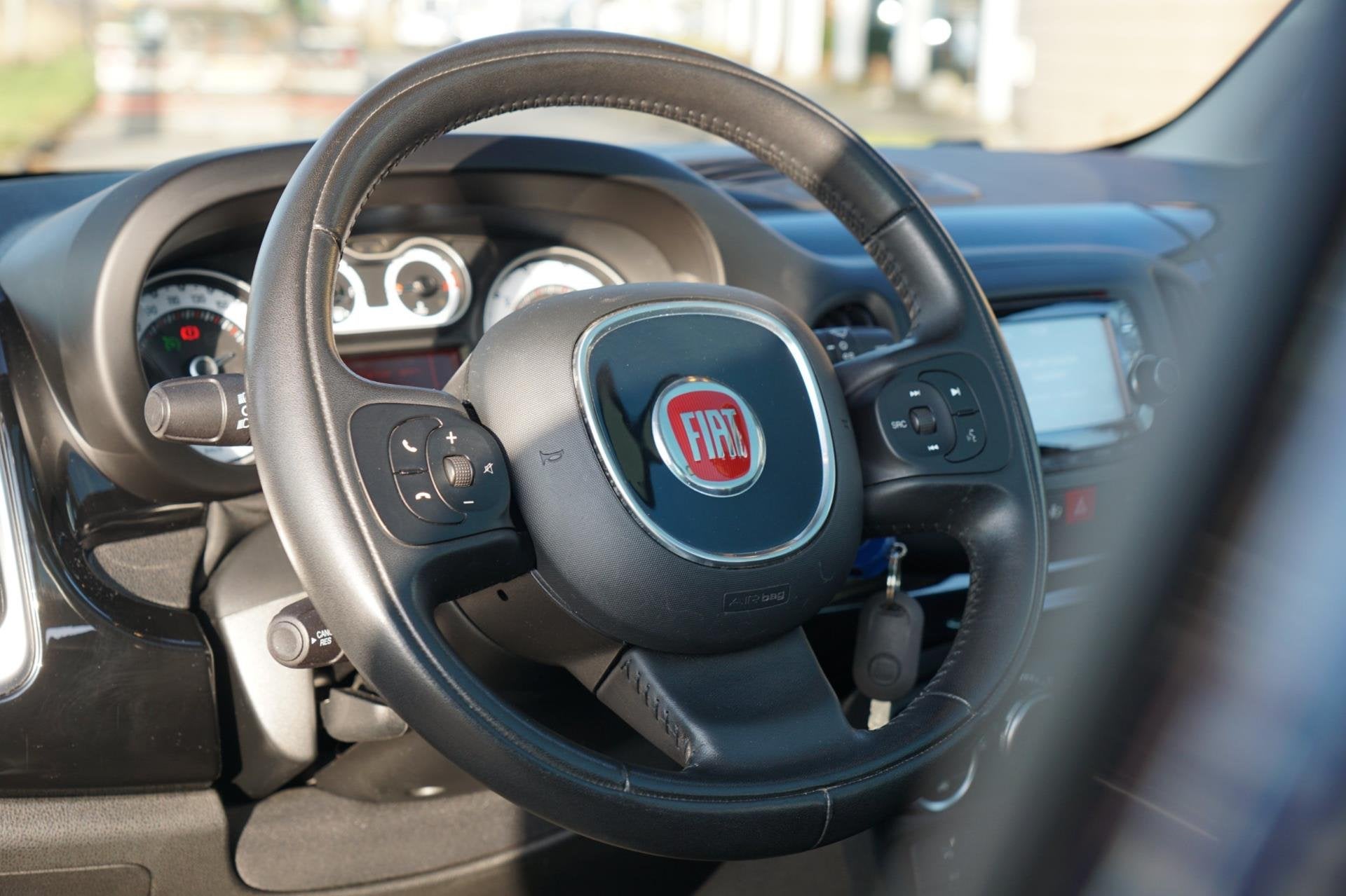 Fiat 500 L 1.4-T-Jet Beats Edition - Blu Tornado - Panorama/, Auto's, Fiat, Voorwielaandrijving, Dealer onderhouden, Stof, Gebruikt