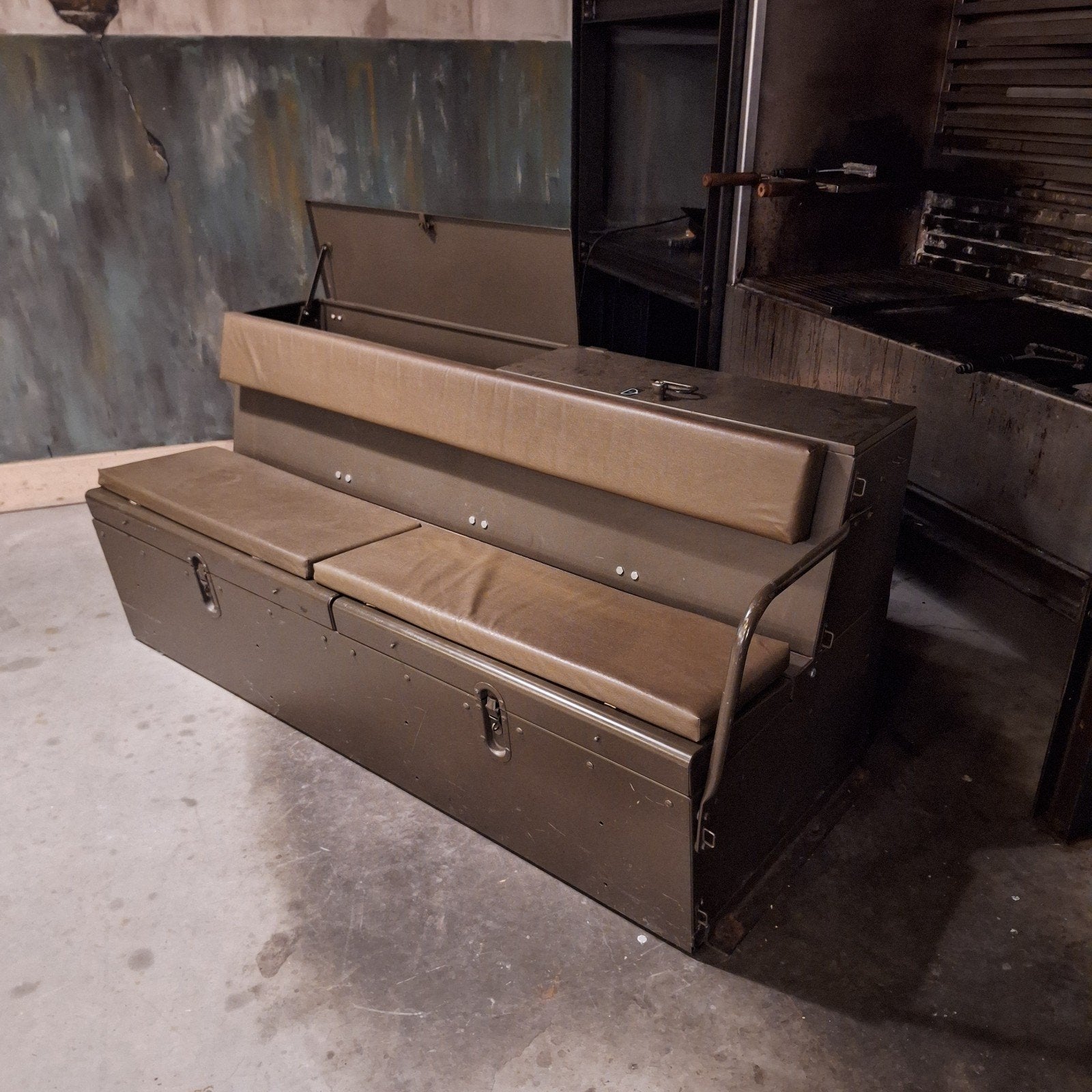 Stoere legerbank militaria voor winkel of mancave, Ophalen, Landmacht