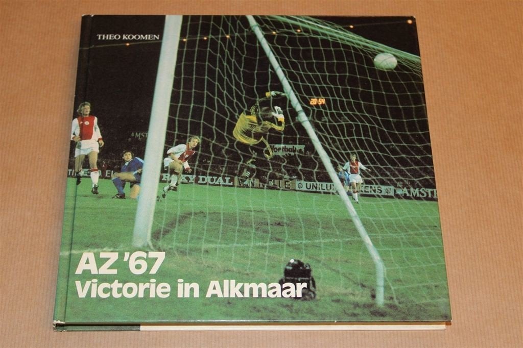 De Historie van AZ\'67 — Het Beroemde Boek van Theo Koomen, Ophalen of Verzenden, Gelezen, Watersport en Hengelsport