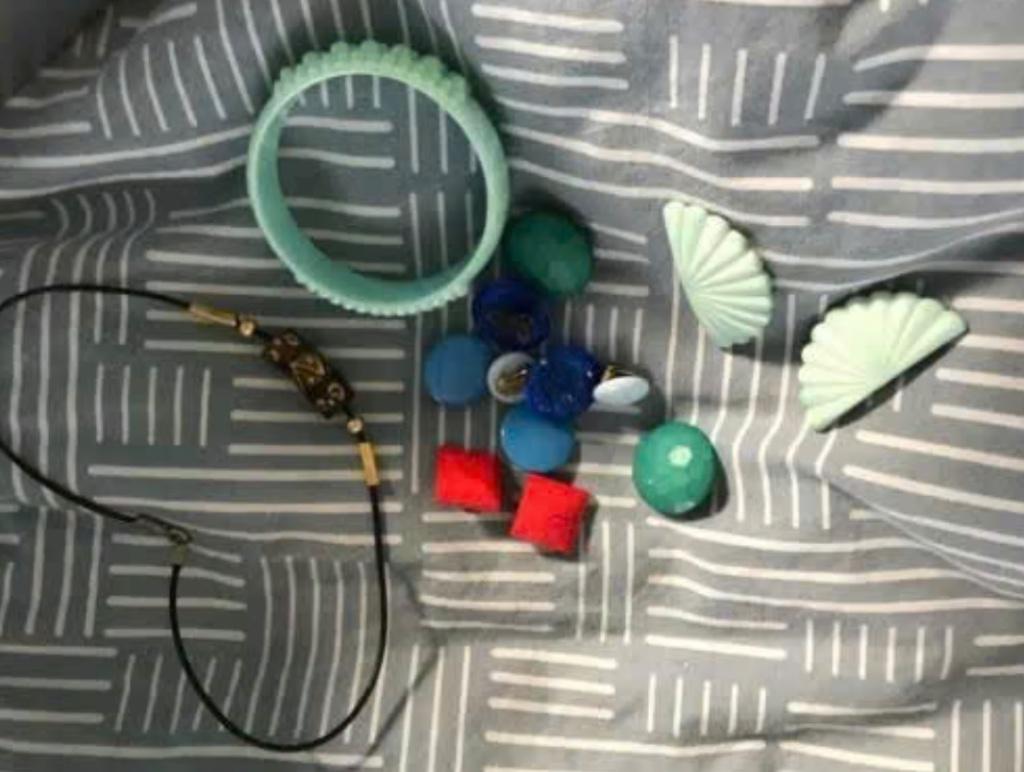 meerdere oorbellen met klip en 1 armband en 1 ketting, Sieraden, Tassen en Uiterlijk, Armbanden, Ophalen, Gebruikt, Overige kleuren