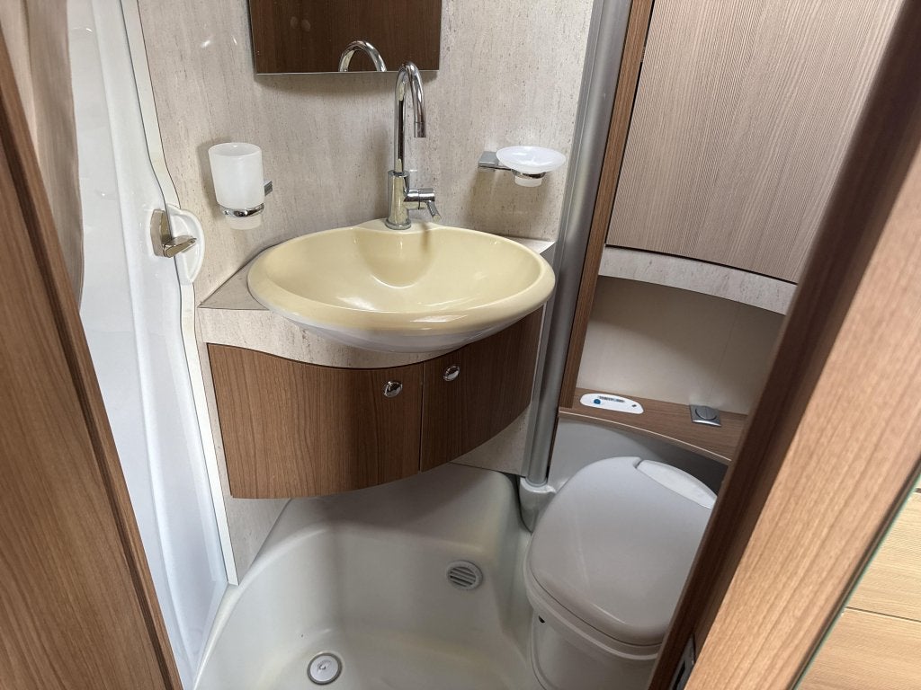 Foto 11 van Bürstner Viseo 690 I bj 2014 lengte bedden vakantie