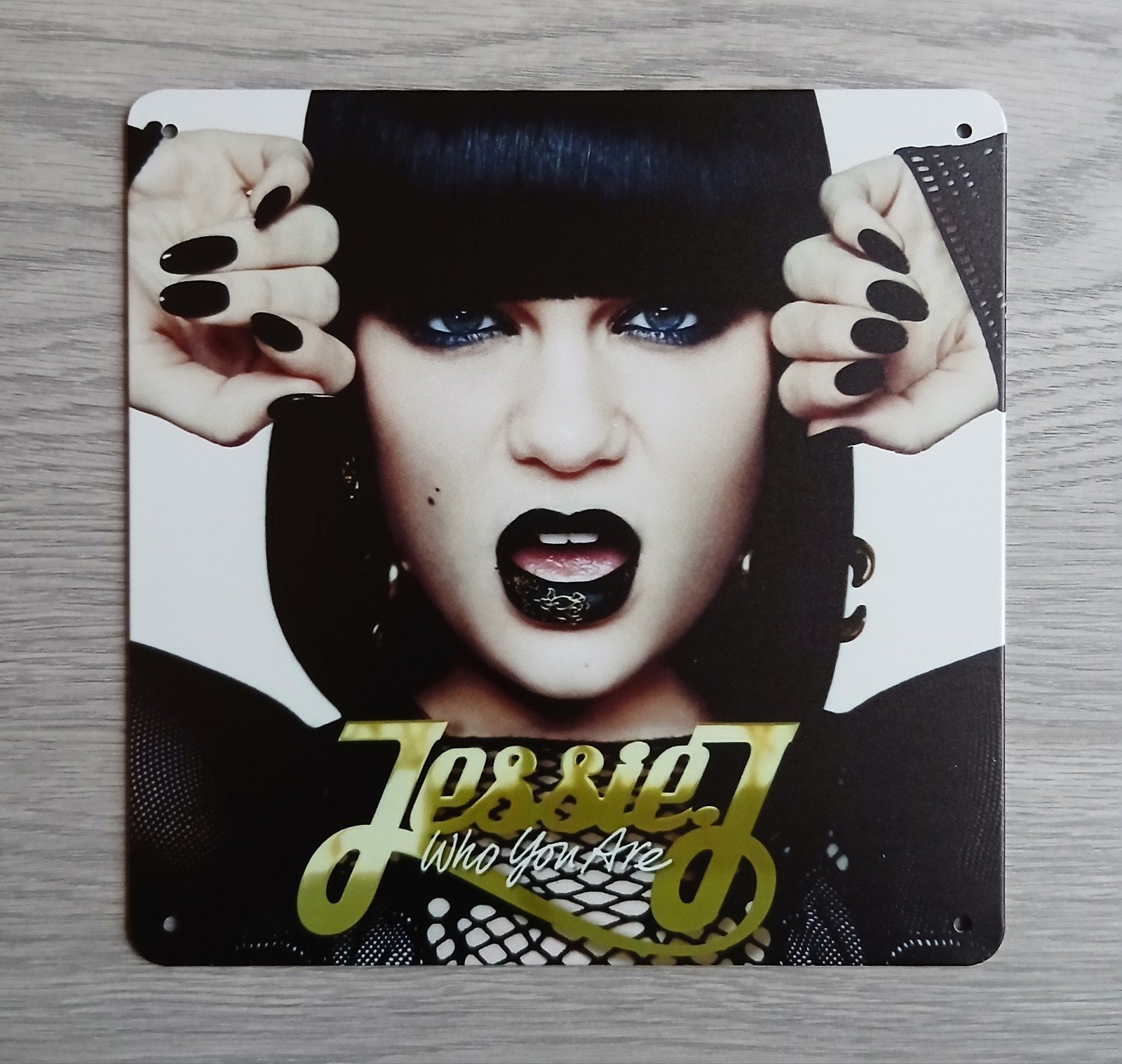 Jessie J Who You Are 20x20 cm Metalen Reclamebord, Ophalen of Verzenden, Nieuw, Poster, Artwork of Schilderij