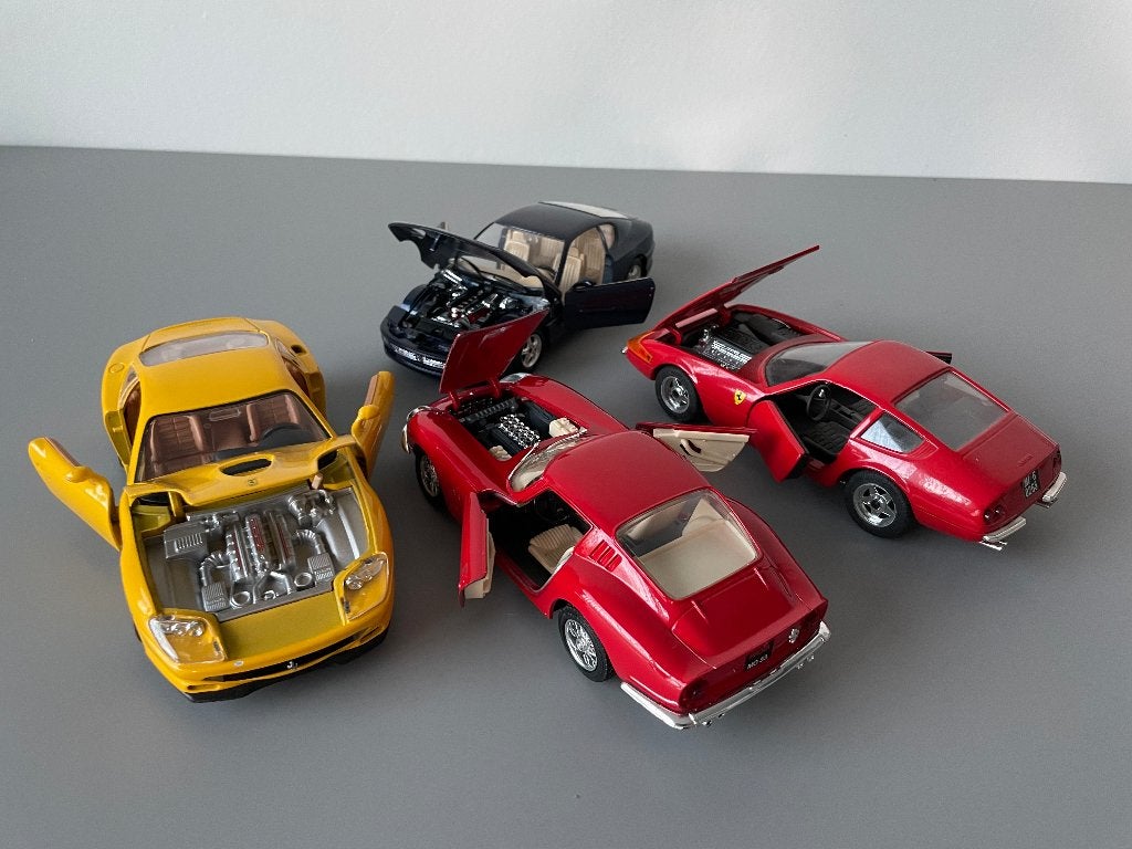 Ferrari's 12 cylinders 1:24, Ophalen of Verzenden, Gebruikt, Auto, Bburago