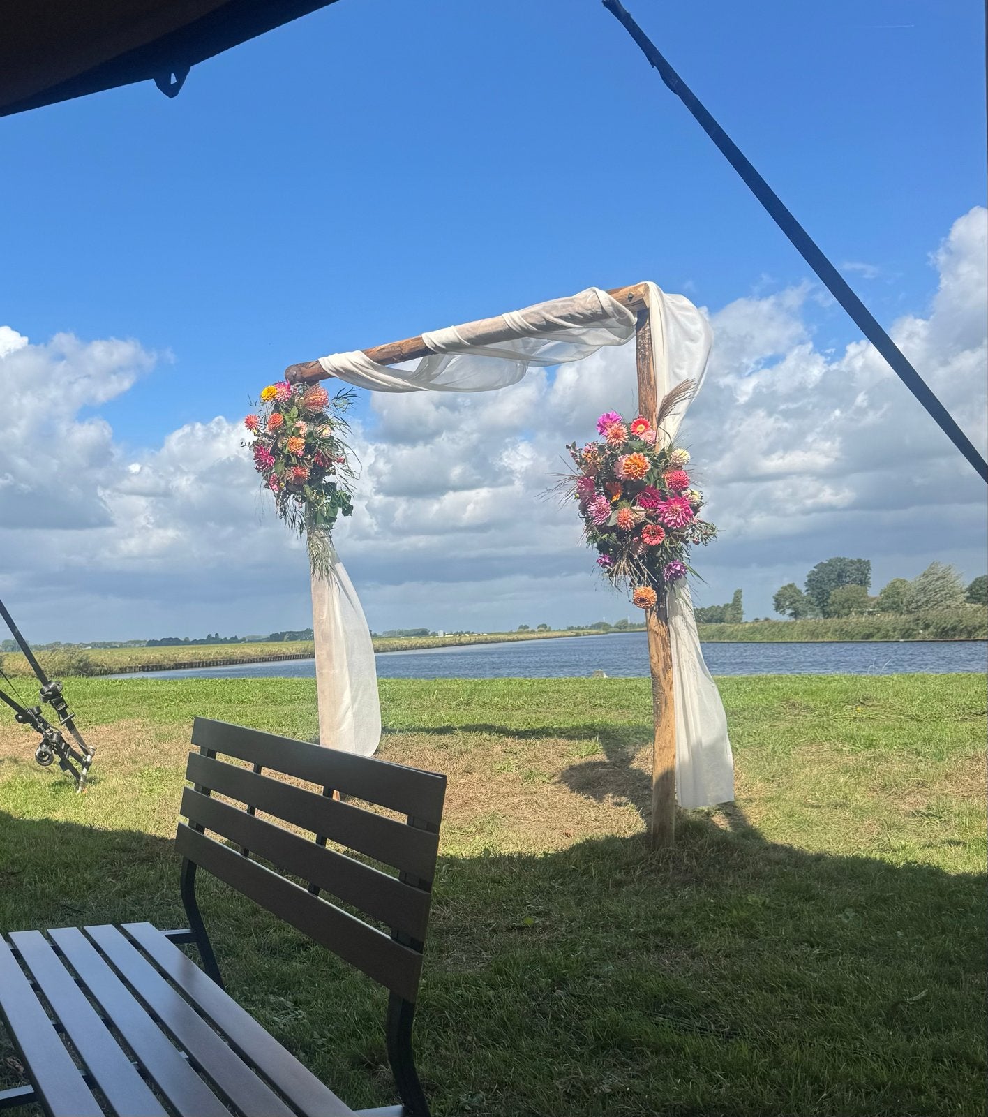 Houten trouwboog met ivoorkleurig doek, Hobby en Vrije tijd, Ophalen, Zo goed als nieuw, Versiering, Geboorte of Huwelijk