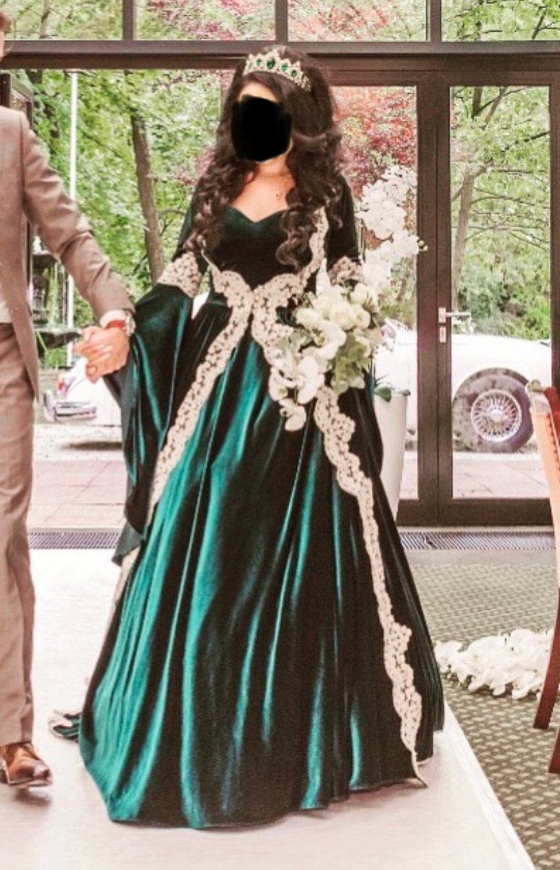 Prachtige smaragdgroene nikah/ henna/  galajurk met kant, Galajurk, Ophalen of Verzenden, Zo goed als nieuw, Maat 36 (S)