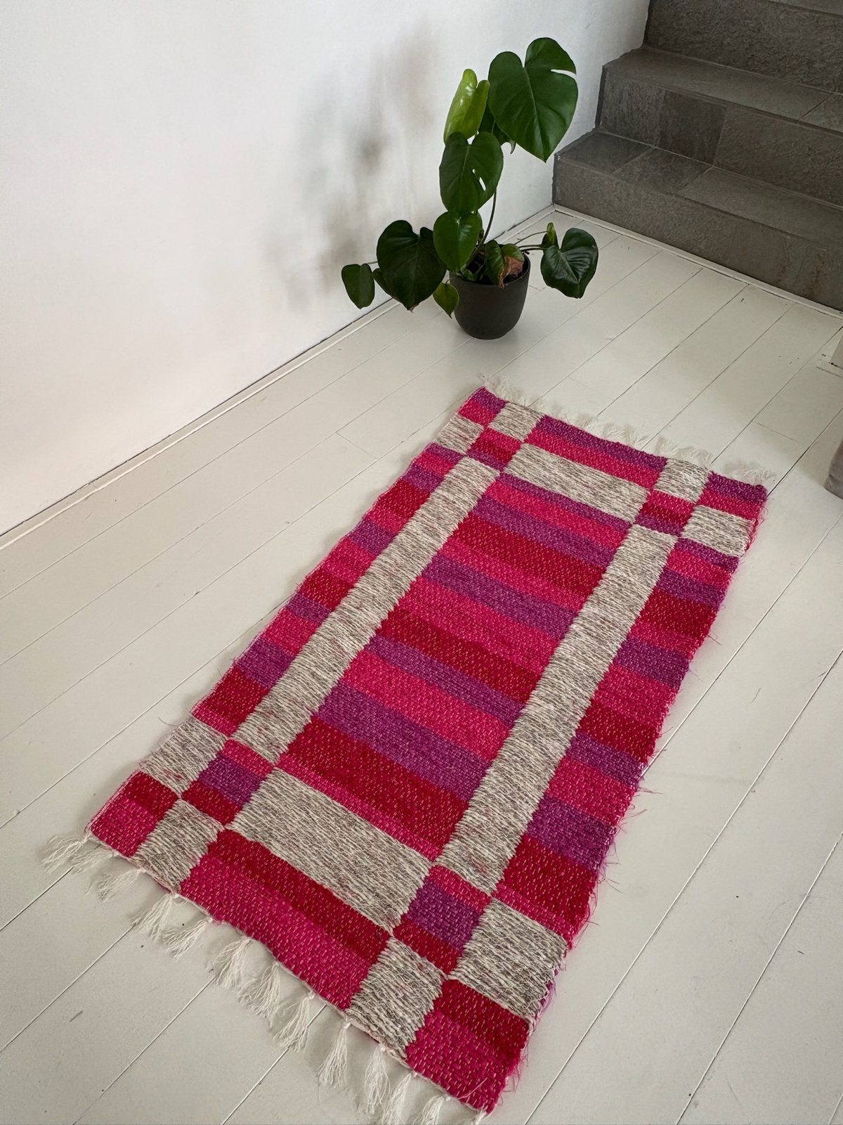 Vrolijk roze en paars vloerkleed, handgeweven, Ophalen, 100 tot 150 cm, 50 tot 100 cm, Zo goed als nieuw