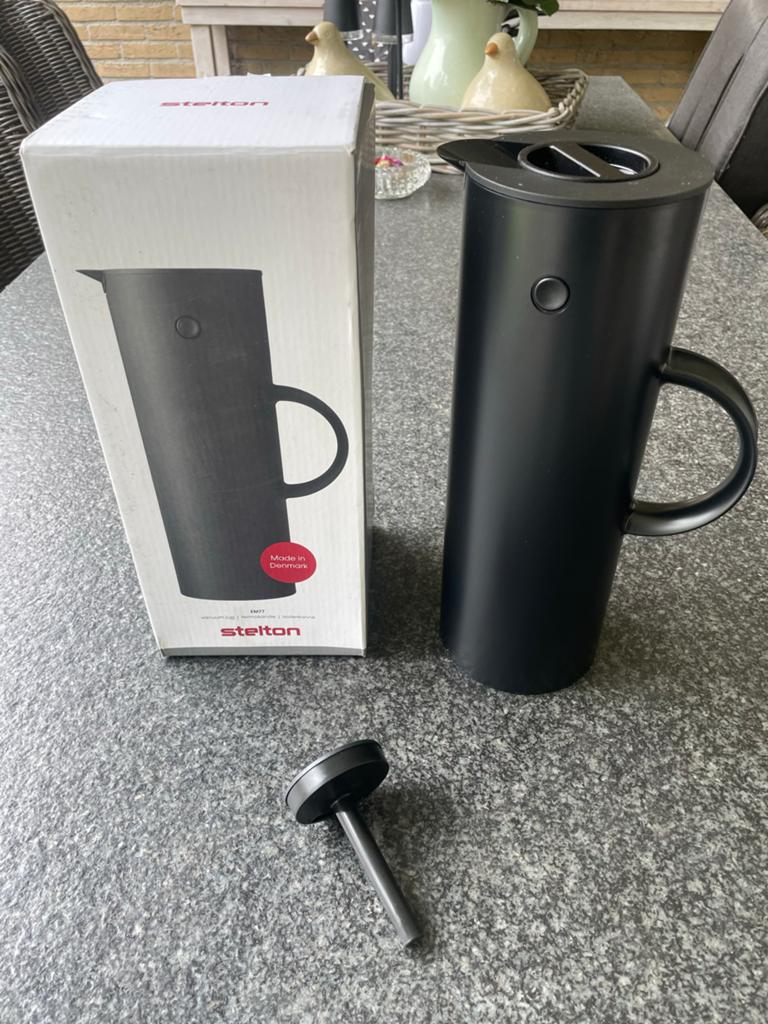 Stelton EM77 isoleerkan - Zwart - Nieuw in doos, Theepot/fluitketel, Kunststof, Nieuw, M