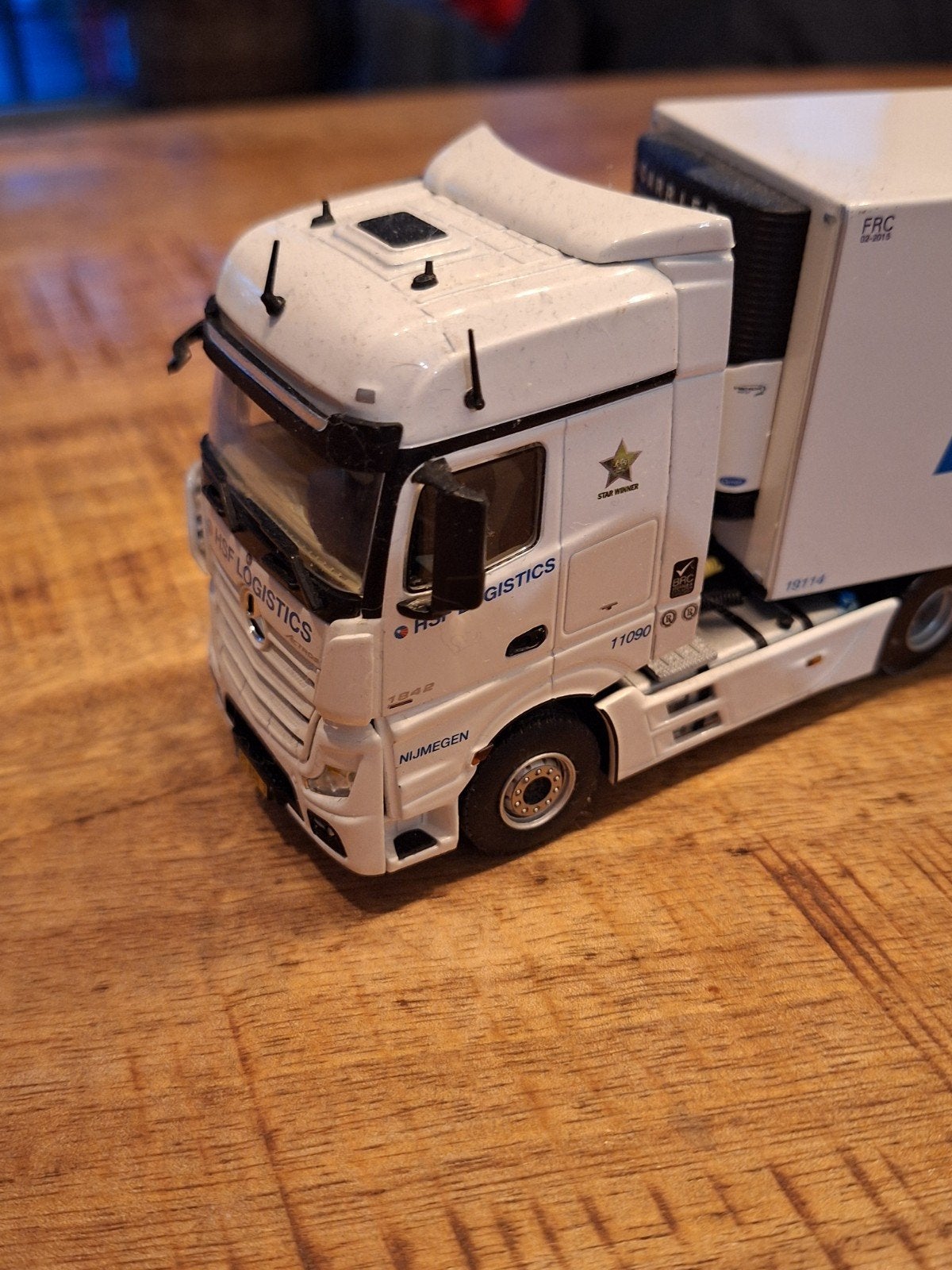 WSI Modelvrachtwagen HSF Logistics met trailer WSI, Hobby en Vrije tijd, Modelbouw | Auto's en Voertuigen, Overige merken, 1:32 tot 1:50