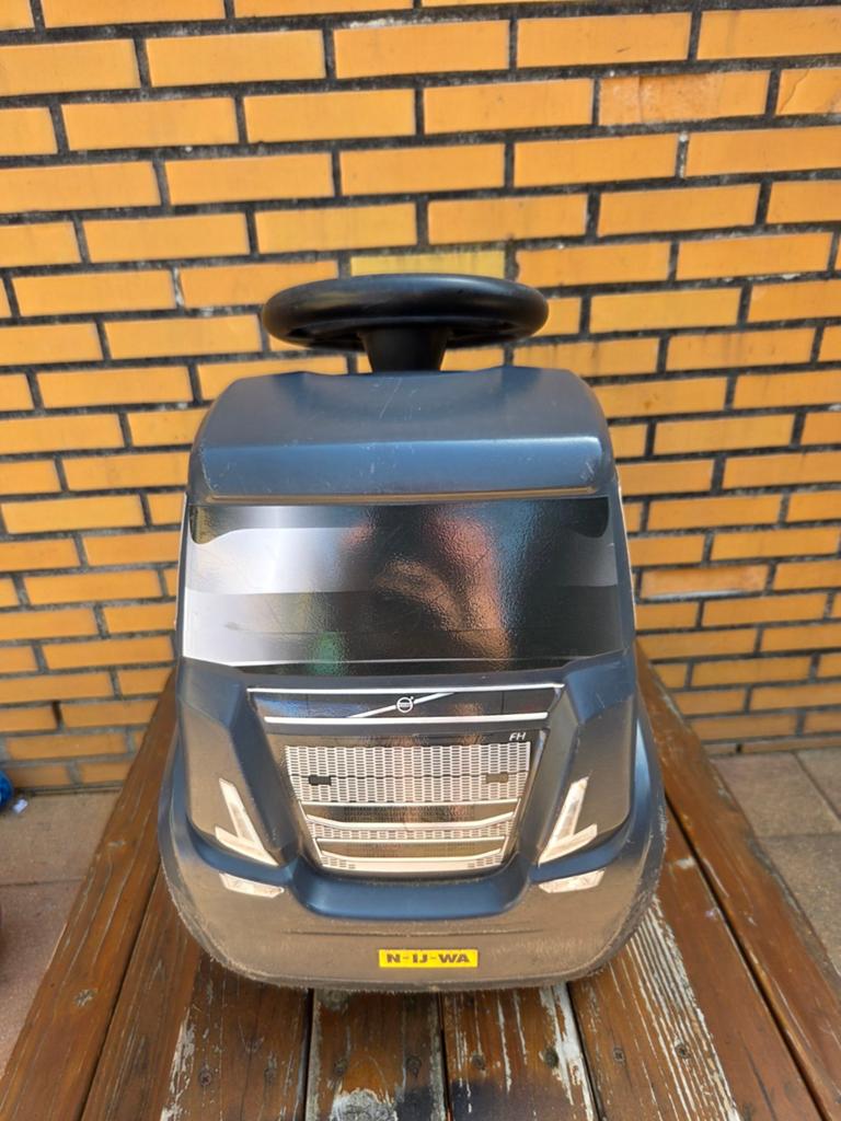 Stoere Volvo loopauto voor de kleine chauffeur, Ophalen, Gebruikt, Loopvoertuig