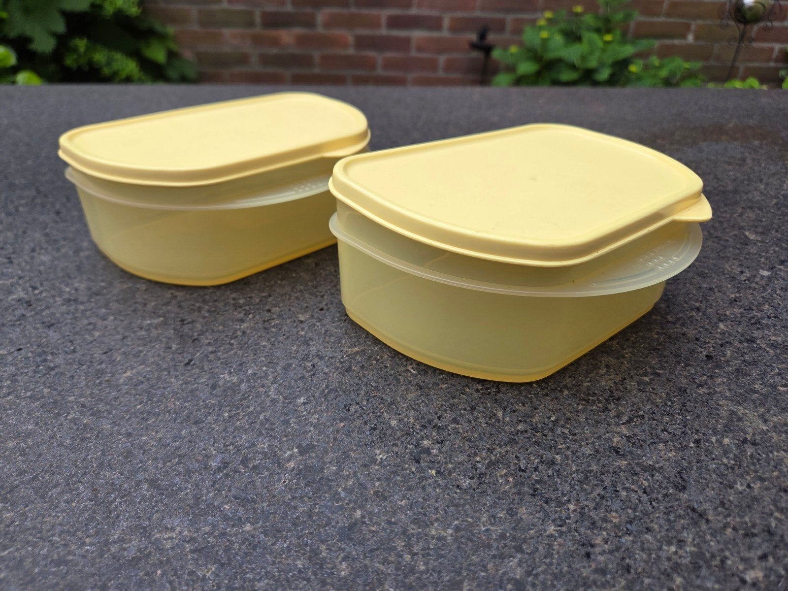 Set van 2 Tupperware bewaarbakjes - Geel, Ophalen of Verzenden, Gebruikt, Geel, Bak of Kom