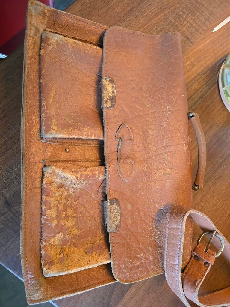 Oude leren schooltas, Ophalen