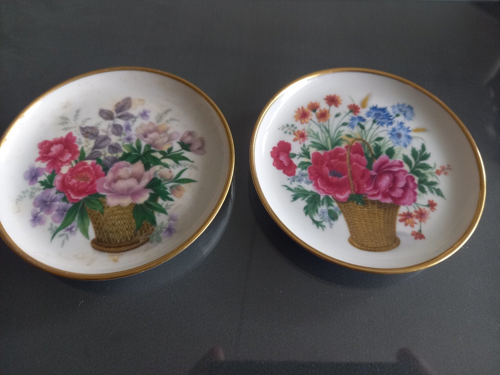 2 Kaiser porseleinen onderzetters met bloemmotief, Ophalen of Verzenden