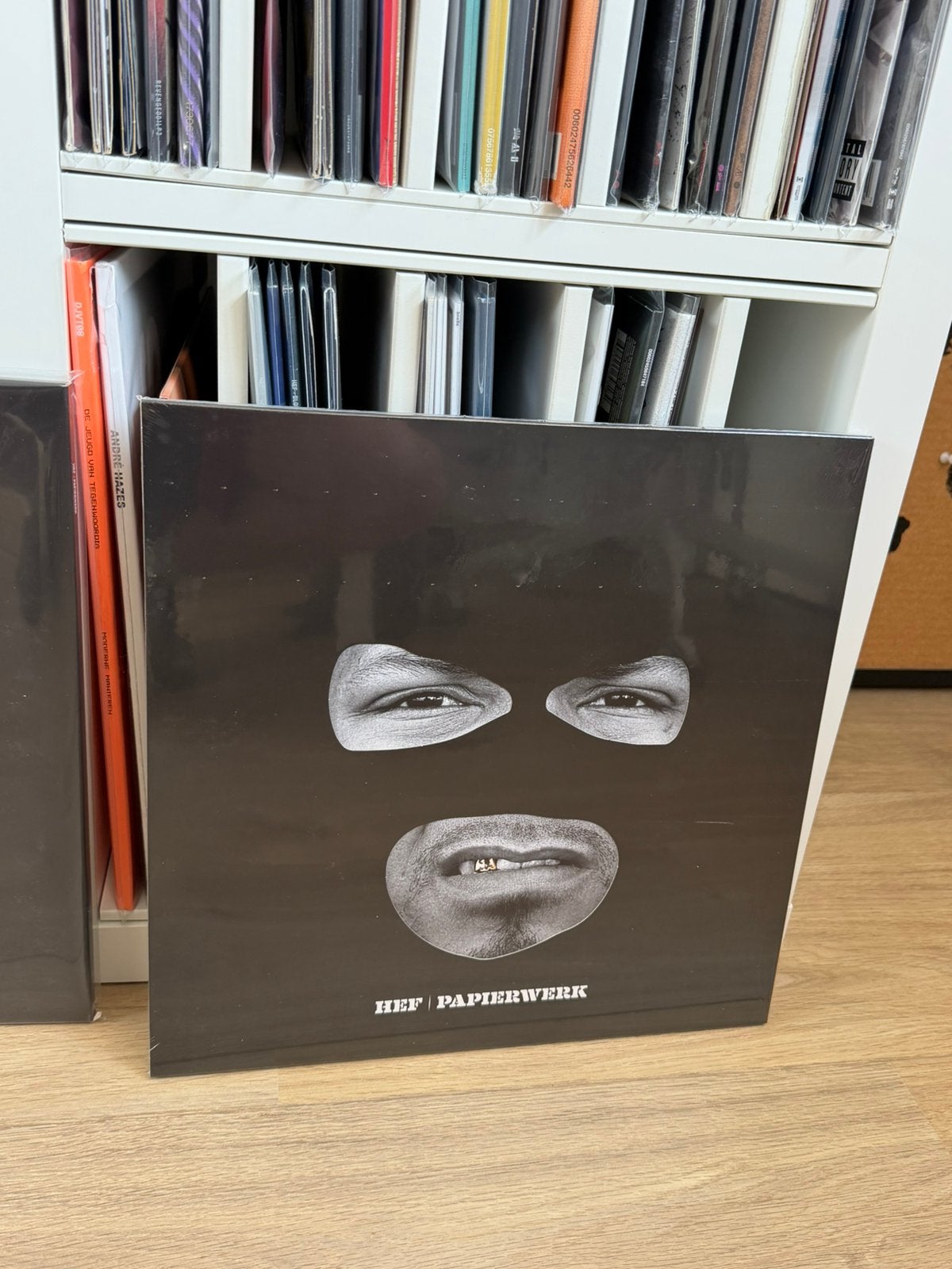 Hef - Papierwerk Vinyl Sealed 295/500, Boeken, Ophalen of Verzenden, Zo goed als nieuw, Artiest