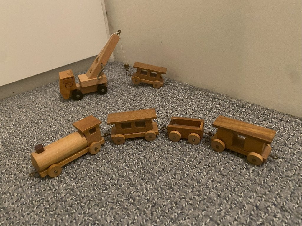 Houten Trein met wagons en Takelwagen Klein formaat, Ophalen of Verzenden, Gebruikt, Rij- of Hobbelspeelgoed