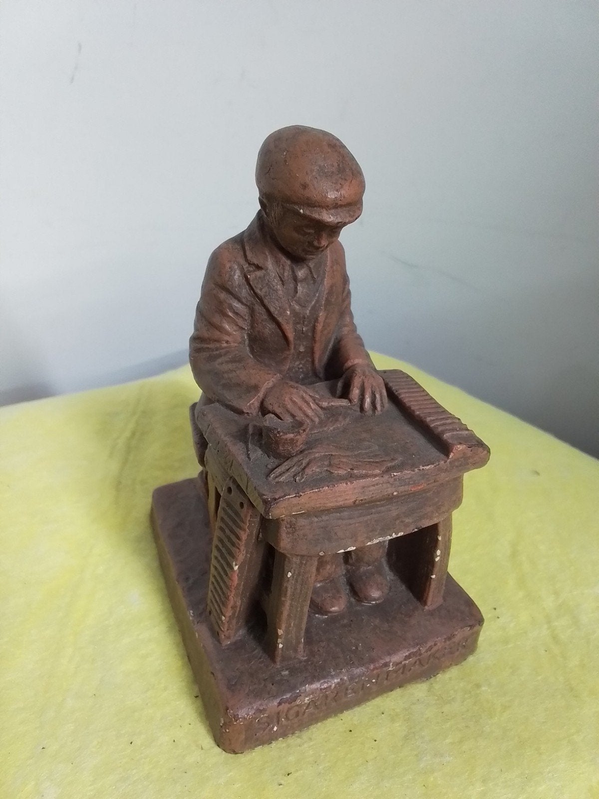 15418) mooi beeldje van  sigarenmaker   hoog  11cm, Ophalen of Verzenden, Zo goed als nieuw, Dier