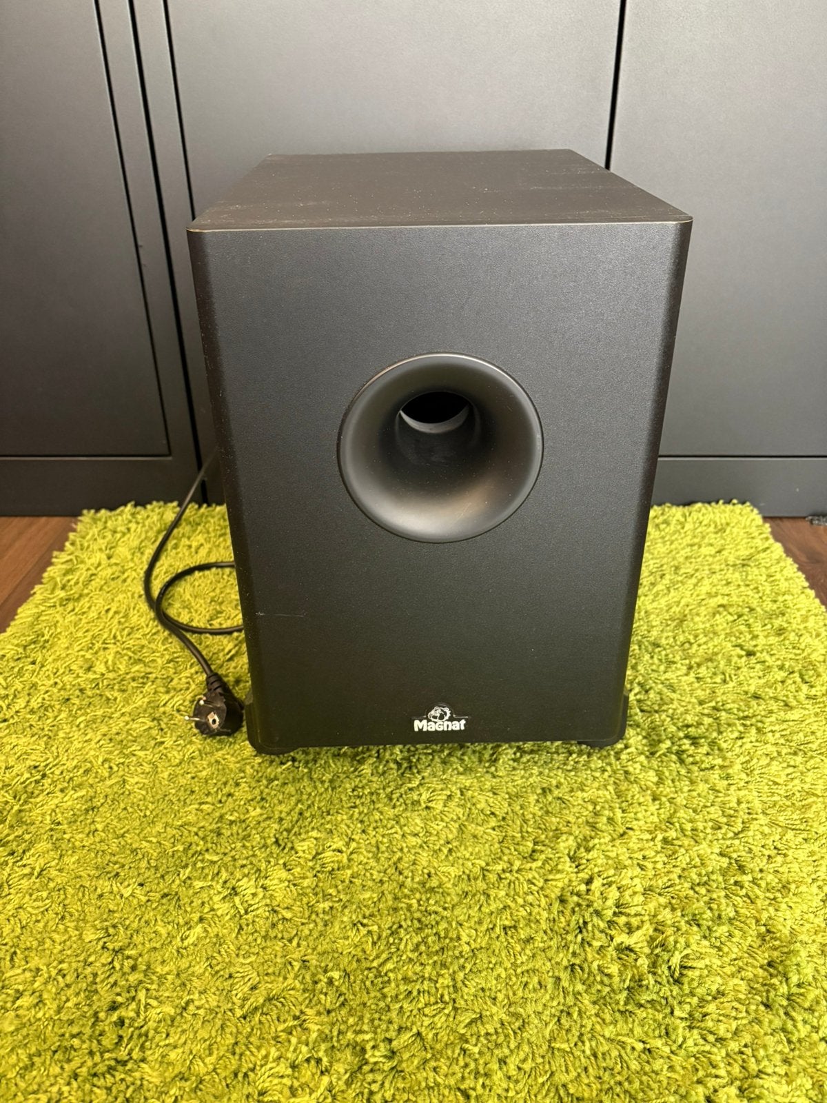 Magnat actieve subwoofer, type downfire met bassreflex,zwart, Audio, Tv en Foto, Gebruikt, Subwoofer, Ophalen of Verzenden, 60 tot 120 watt
