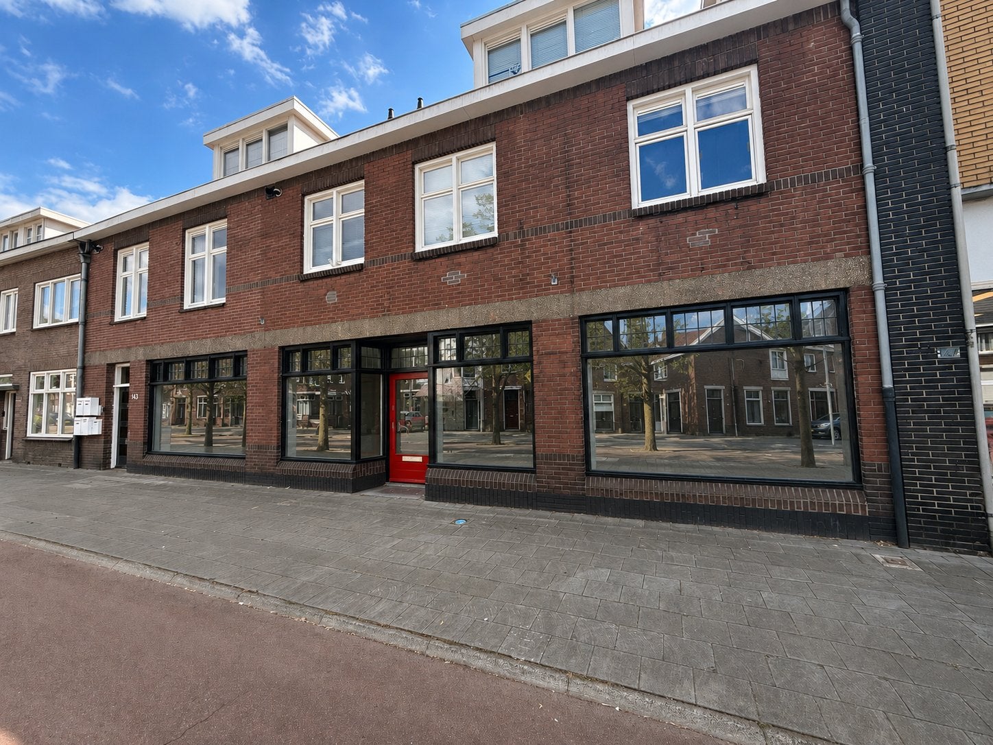 TE HUUR –winkel/kantoor/bedrijfspand met ruim buitenterrein, 400 m², Huur, Winkelruimte