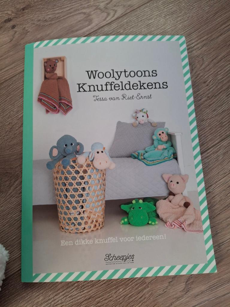 Woolytoons Knuffeldekens Boek met Garenpakket, Ophalen of Verzenden, Zo goed als nieuw, Haken, Patroon of Boek