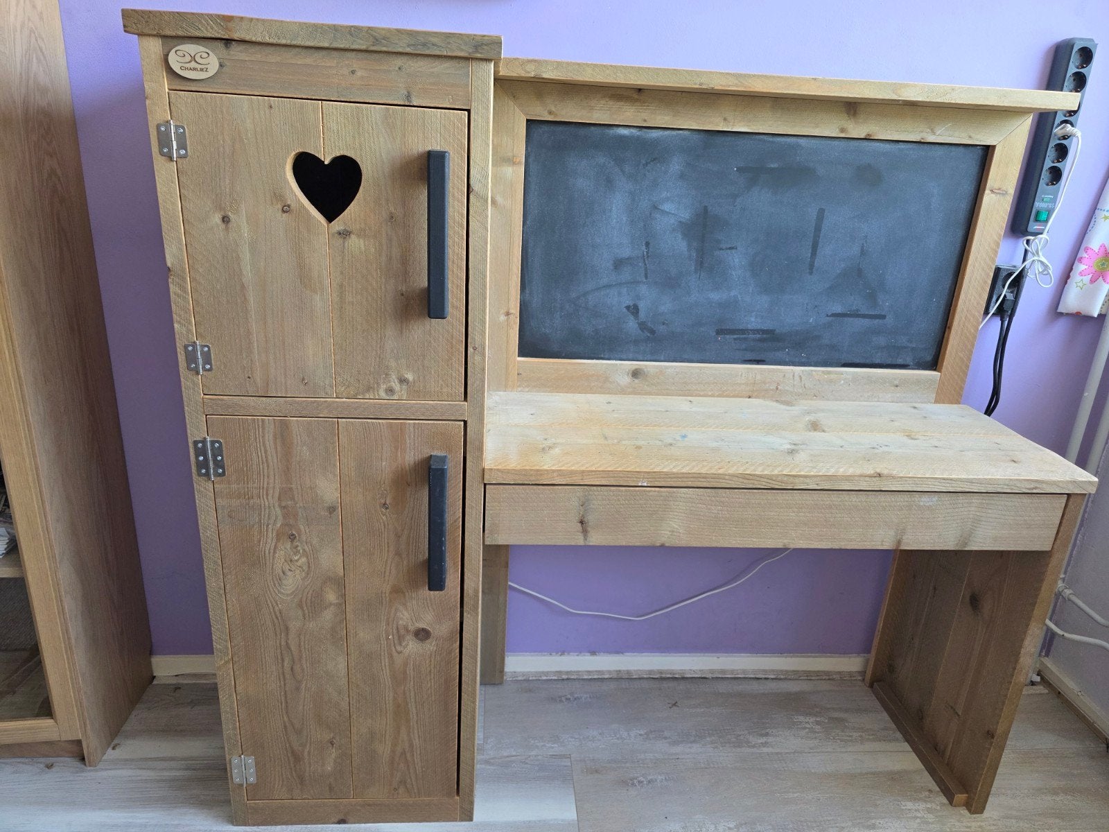 Stijger houten kinderbureau met krijtbord en opbergkast, Kinderen en Baby's, Kinderkamer | Tafels en Stoelen, Ophalen, Gebruikt