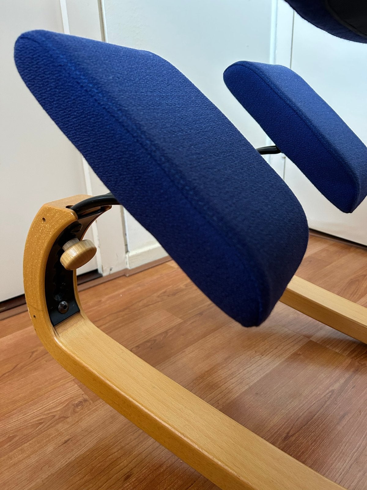Stokke Ergonomische kniestoel - Blauw met houten frame, Ophalen, Gebruikt, Blauw, Eén