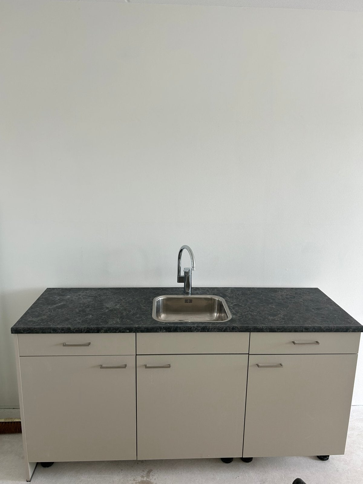 Gloednieuw Keukenblok 183 cm met werkblad, spoelbak en kraan, Ophalen, Zo goed als nieuw, Enkelwandige keuken