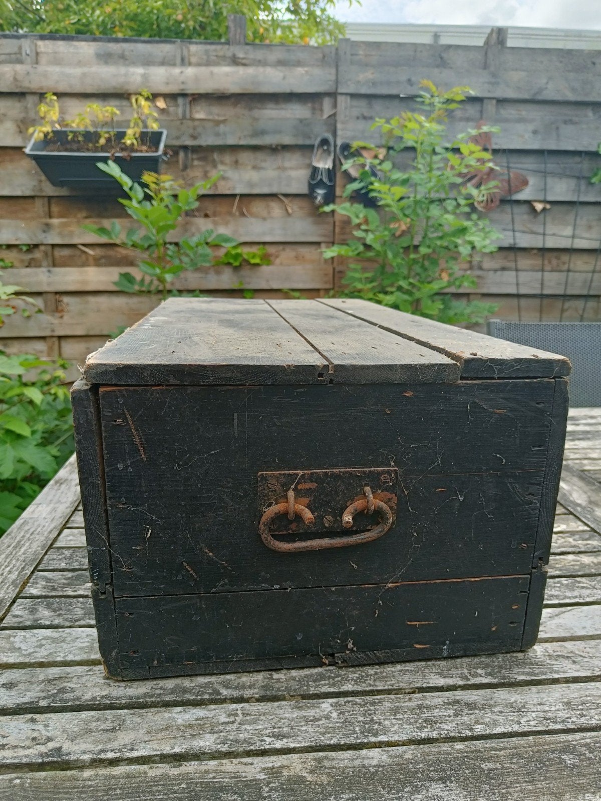 Antieke zwarte houten kist met metalen handvaten, Ophalen
