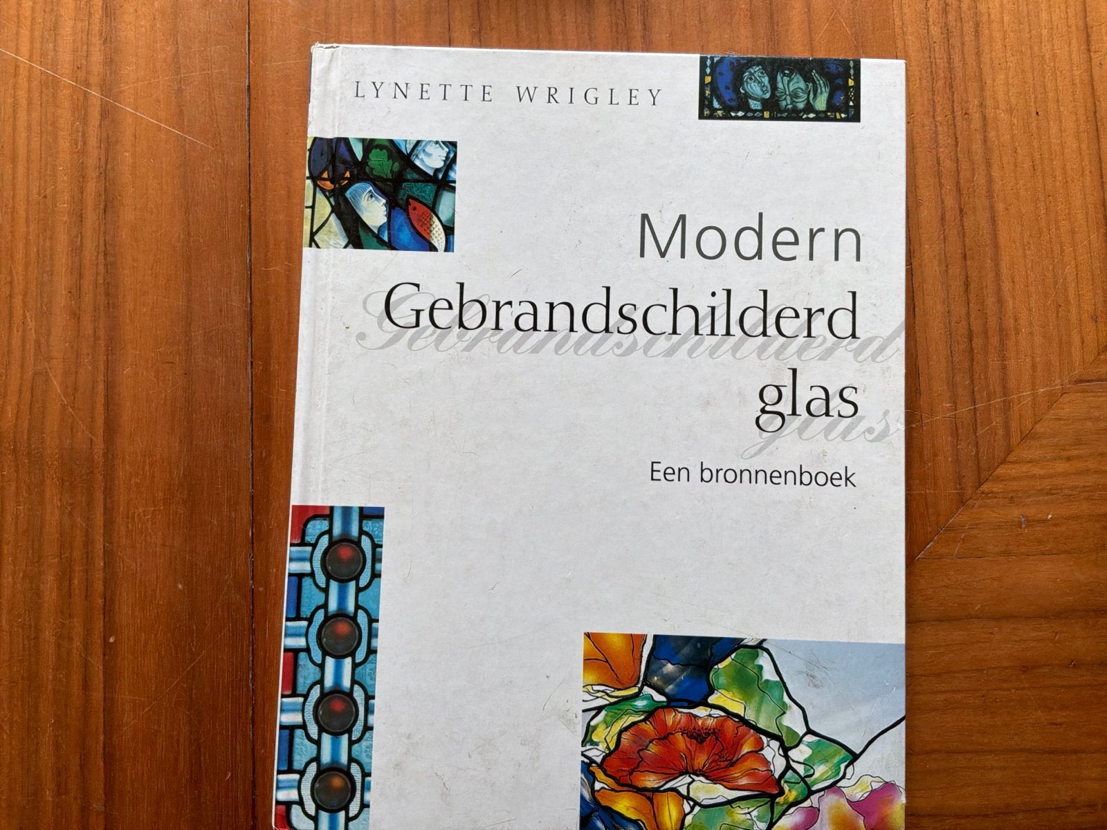 Modern Gebrandschilderd Glas - Een Bronnenboek, Ophalen of Verzenden, Zo goed als nieuw, Overige onderwerpen