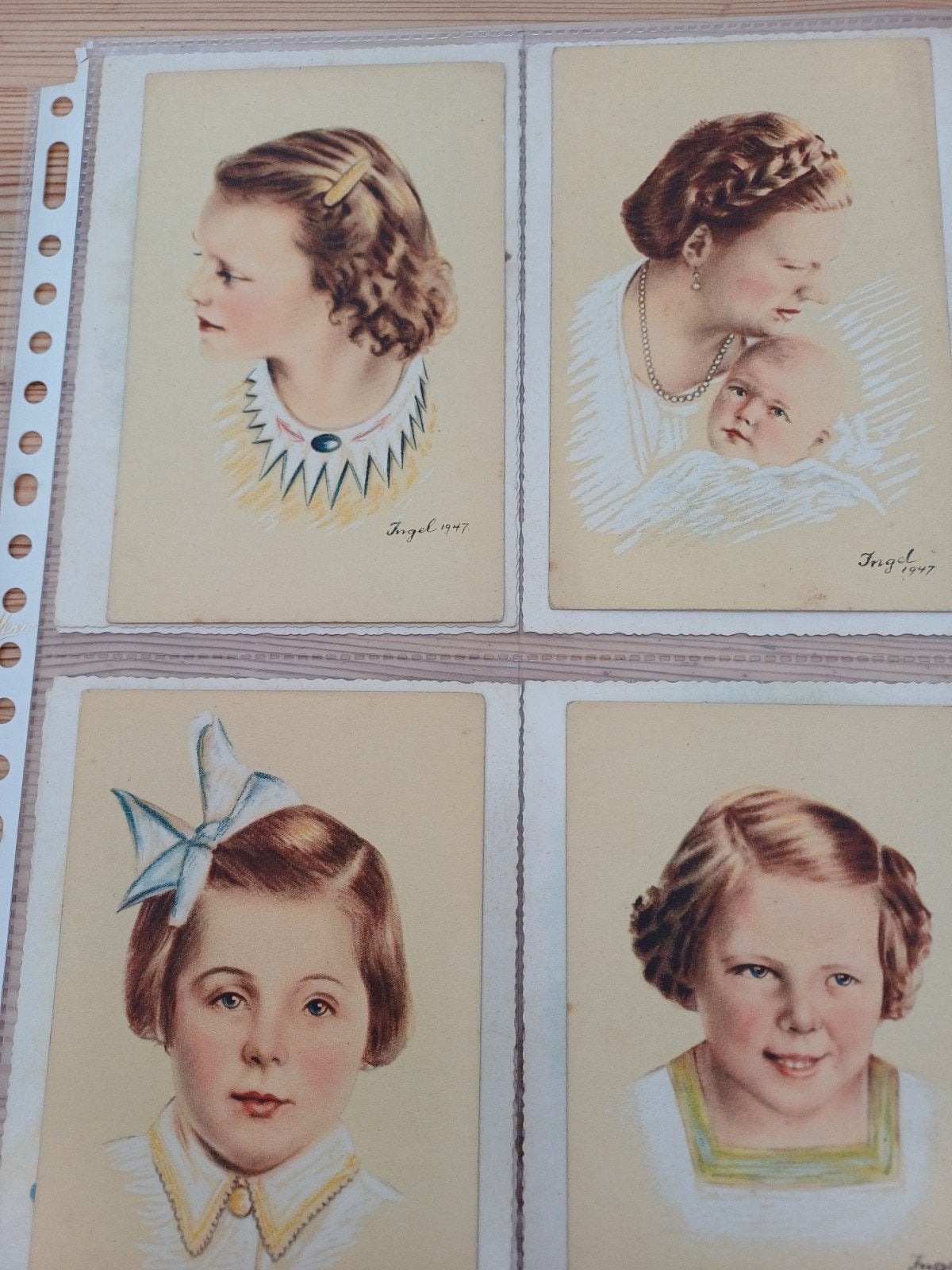 Oude foto's van Koningin en Prinsessen (1947), Ophalen of Verzenden, Gebruikt, Nederland, Kaart, Foto of Prent