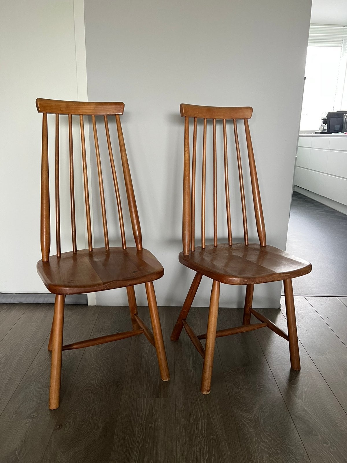 2 bruine houten spijlen eetkamerstoelen, Ophalen, Gebruikt, Bruin, Hout