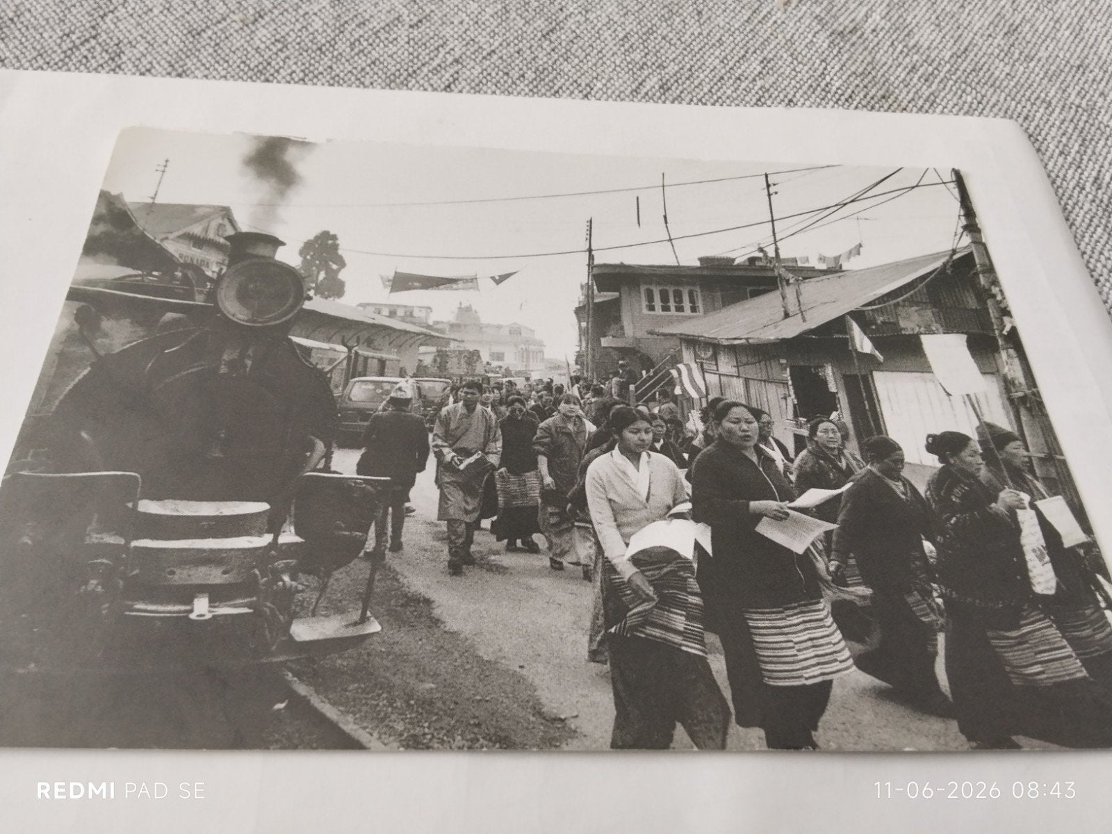 Vrouwen leiden processie voor Vrij Tibet in Sonada, Ophalen of Verzenden, Zo goed als nieuw, Overige onderwerpen