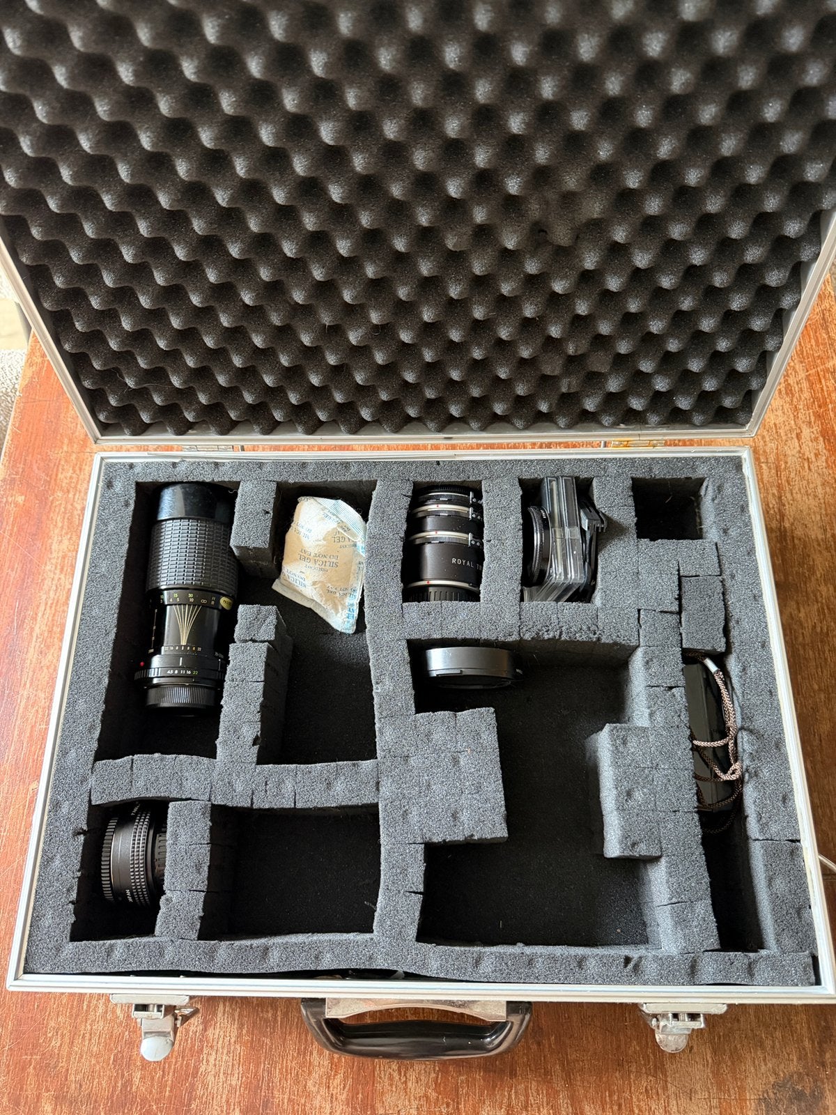 Analoge lens, filters, lichtmeter, teleconverter koffer, Ophalen of Verzenden, Zo goed als nieuw, Spiegelreflex, Overige Merken