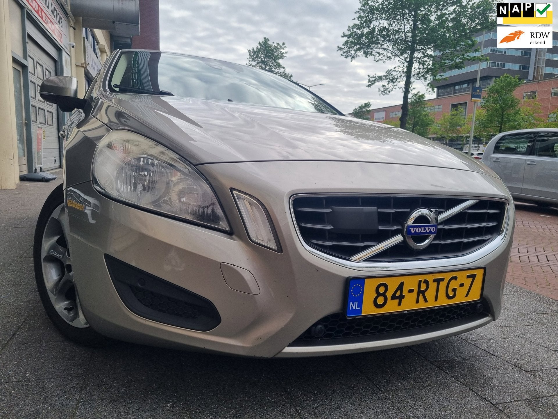 Volvo V60 1.6 T4 Kinetic Navi Airco ElecRam, Auto's, Gebruikt, 4 cilinders, Automatische klimaatregeling, Origineel Nederlands