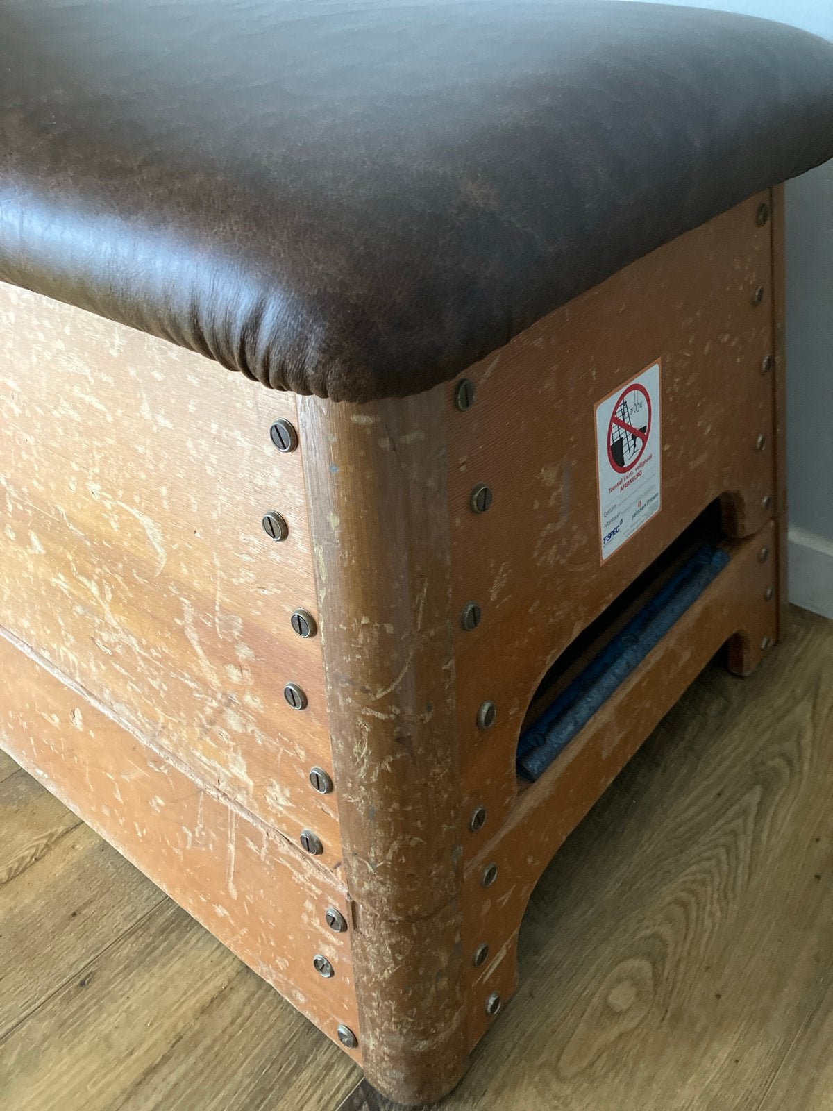 Vintage turnkast / Gymbank met Kunstlederen Zitting, Antiek en Kunst, Ophalen