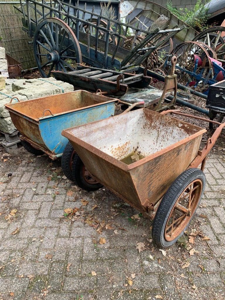 Oude vintage Kruiwagens - Industrieel-Retro
