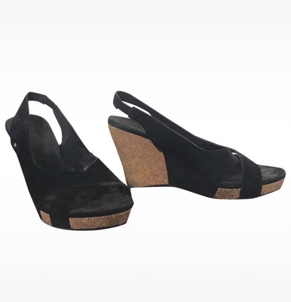 Ugg sandalen met hak zwart 37, Zwart, Zo goed als nieuw, Sandalen of Muiltjes, Ophalen of Verzenden