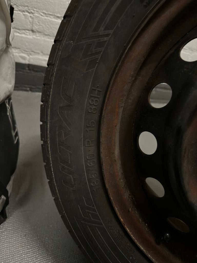 Zomerbanden Vredestein Ultrac op zwarte velgen Toyota Yaris, Ophalen, Gebruikt, 15 inch, Banden en Velgen