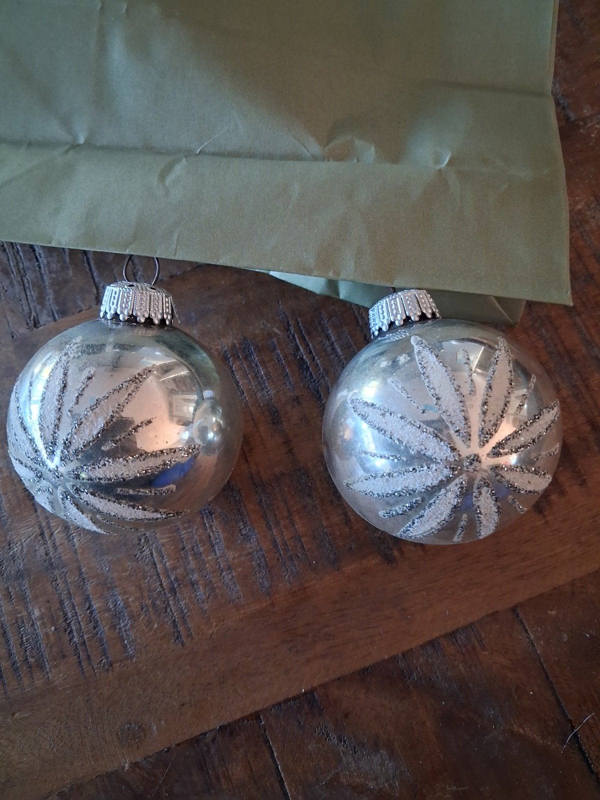 2 oude zilverkleurige gesuikerde kerstballen van glas, Diversen, Ophalen of Verzenden, Gebruikt
