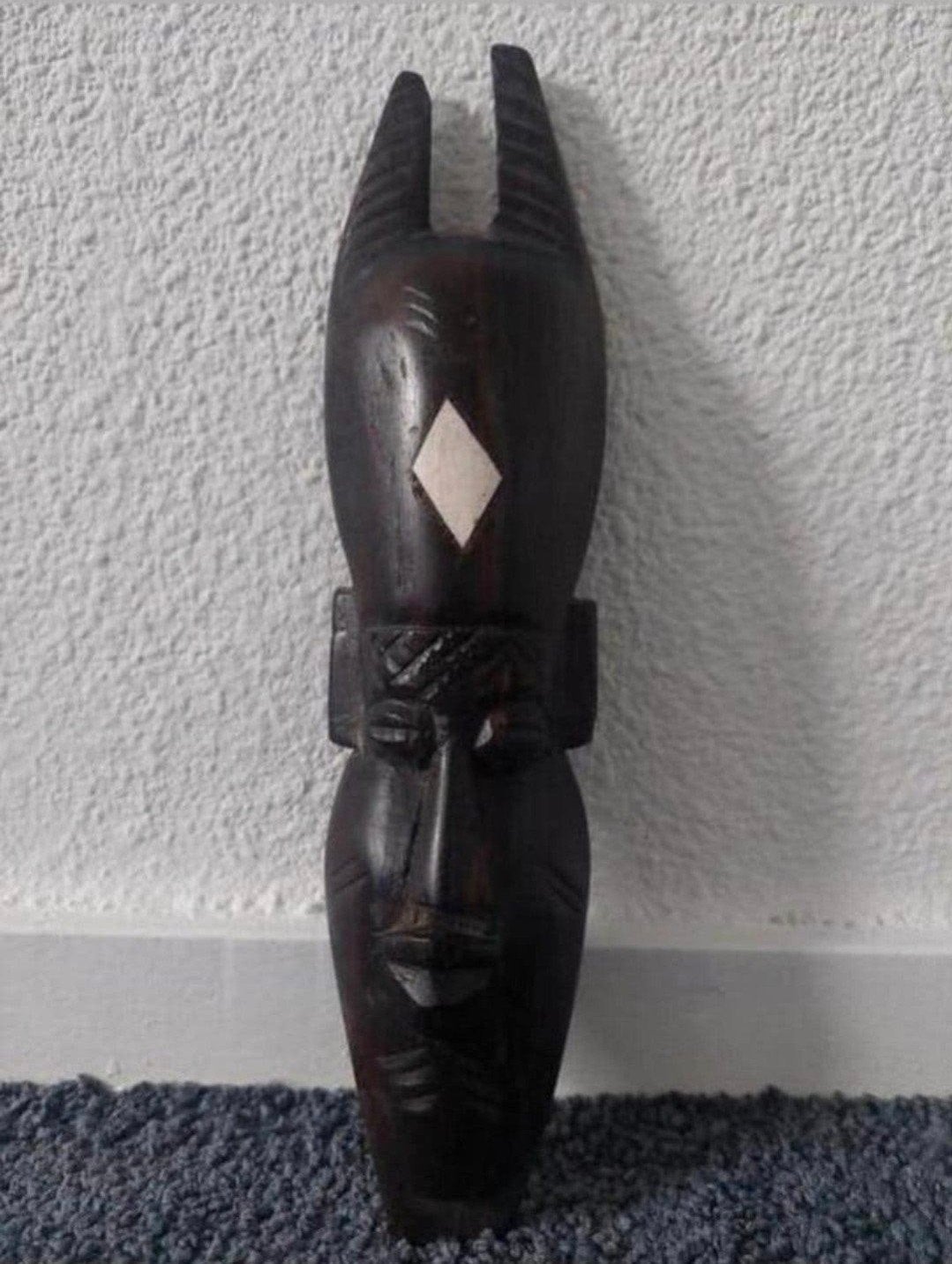 Afrikaans houten snijwerk/masker

Hoogte 24cm

Excl verzendk, Ophalen of Verzenden