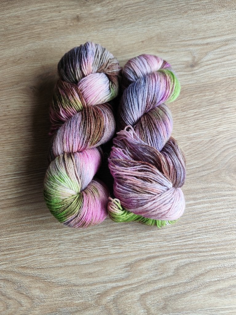 T.k. 2 strengen handgeverfd sokkengaren groen/bruin/roze, Hobby en Vrije tijd, Breien en Haken, Ophalen of Verzenden, Nieuw, Breien of Haken