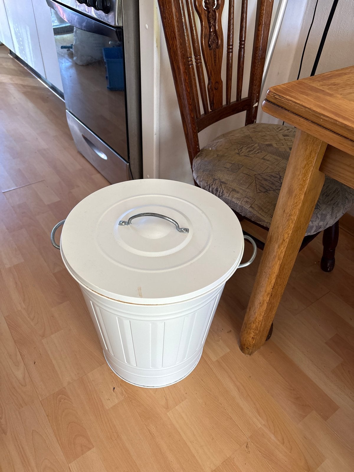 Witte metalen afvalemmer met deksel, Huis en Inrichting, Woonaccessoires | Prullenbakken, Ophalen, Gebruikt, 20 tot 30 liter, Metaal