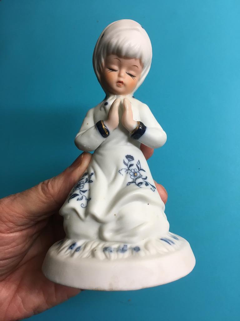 Beeldje. Biddend Meisje. ca1947. Biscuit Porselein., Ophalen of Verzenden