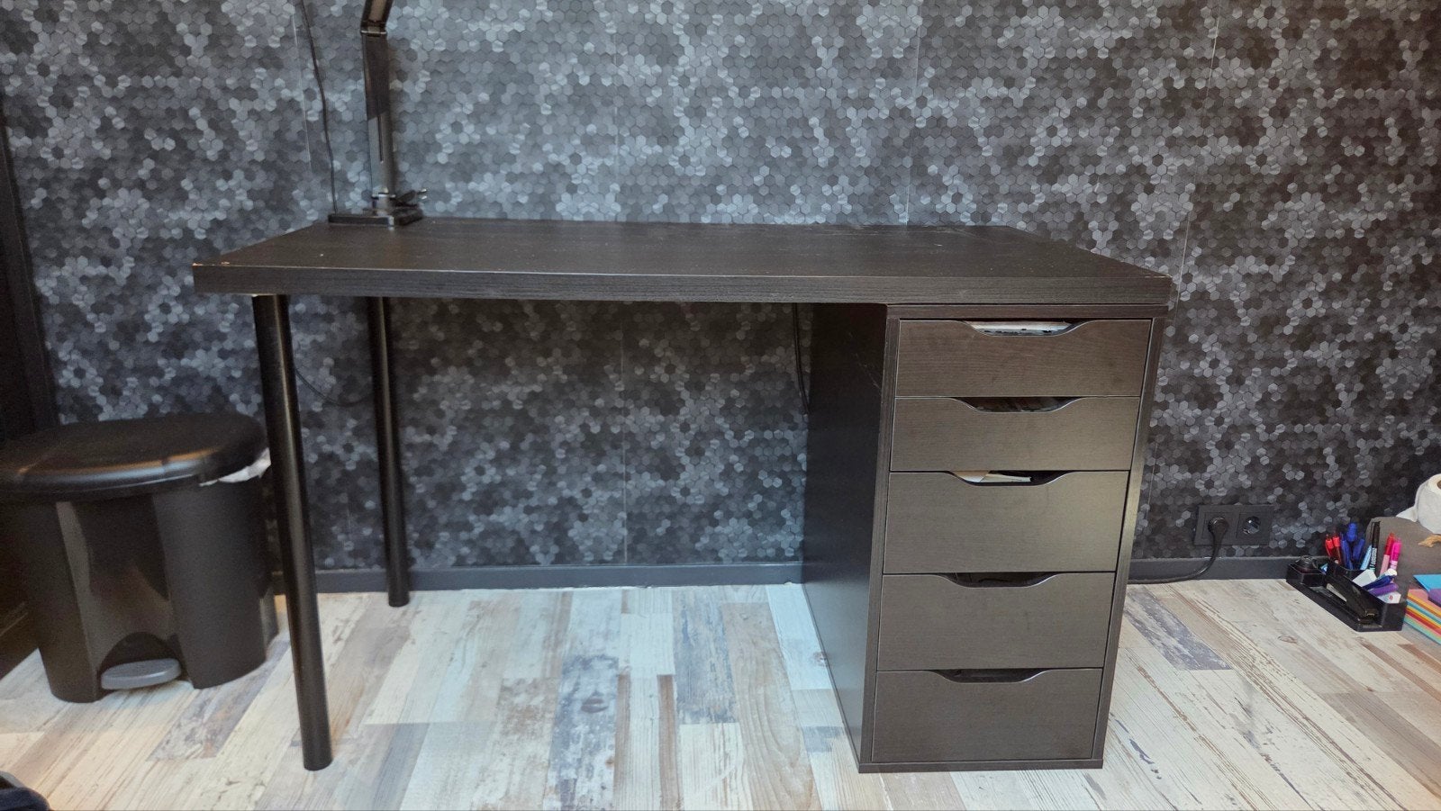Zwart bureau met ladeblok en metalen poten, Ophalen, Gebruikt, Spaanplaat of MDF, Overige merken