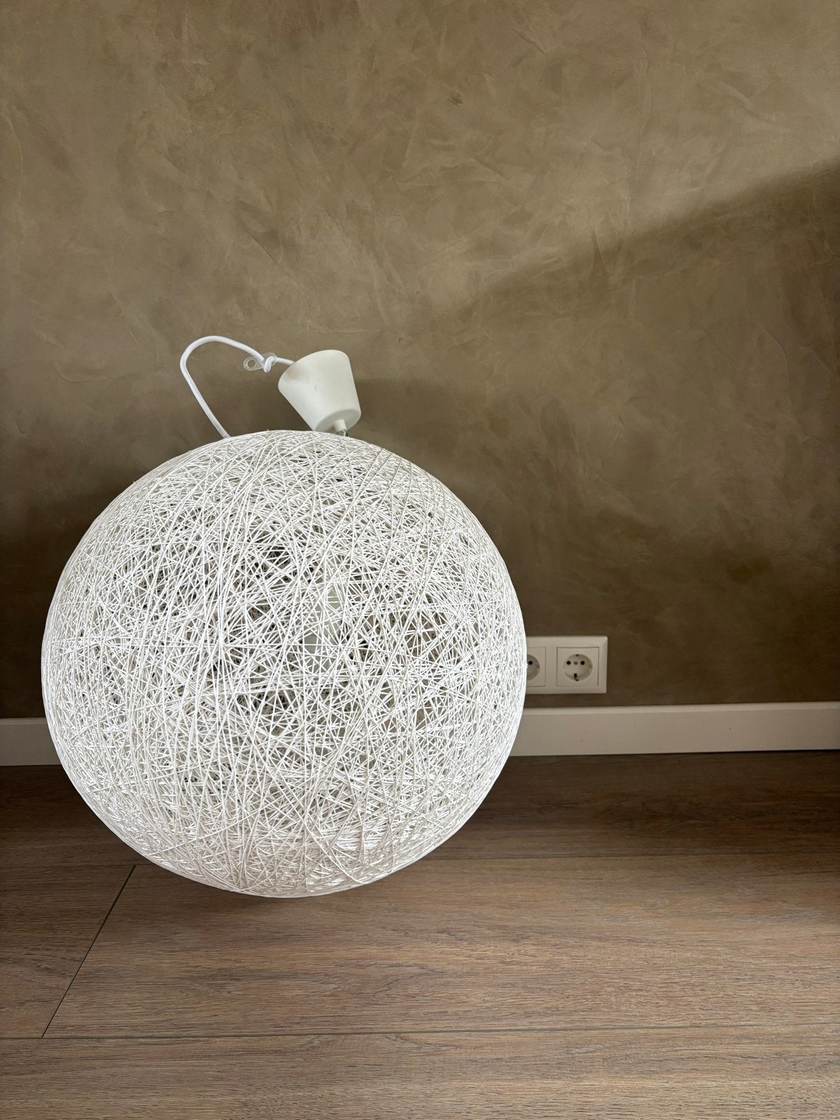 Witte bolvormige hanglamp, Ophalen, Zo goed als nieuw, Textiel, E27 (groot)