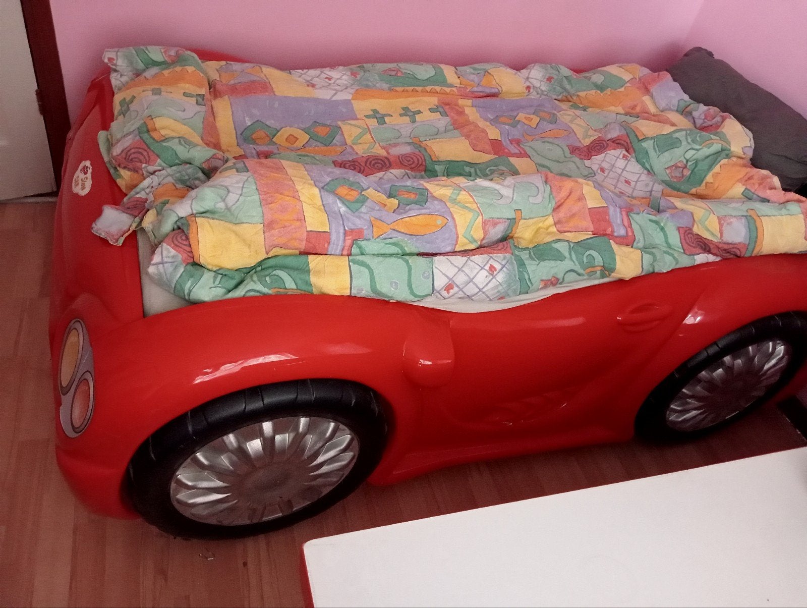 Complete kinderkamer: raceauto bed, kast en TV, Kinderen en Baby's, Ophalen
