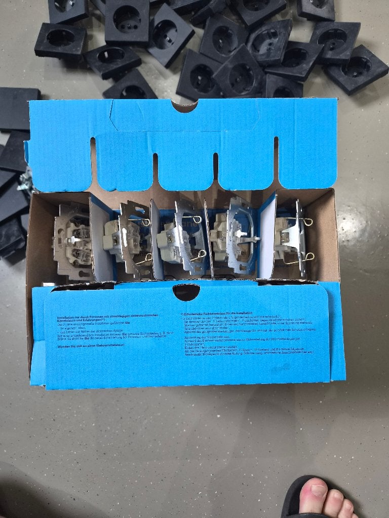 Busch-Jaeger future linear zwart mat, Doe-het-zelf en Verbouw, Elektra en Kabels, Ophalen, Gebruikt, Busch-Jaeger, Stopcontact