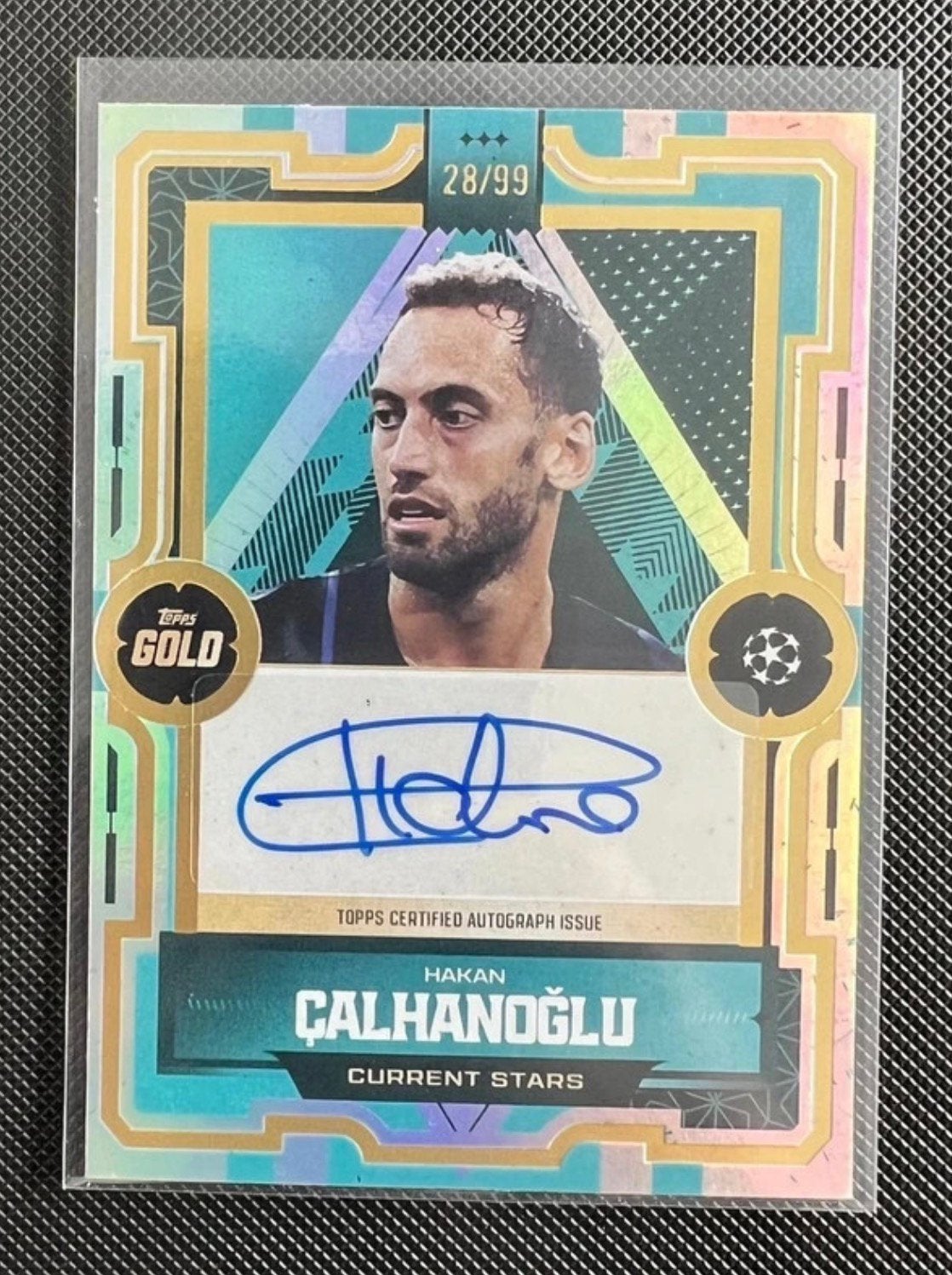 Hakan Çalhanoğlu 2026 Topps Gold Current Stars /99 Auto, Ophalen of Verzenden, Zo goed als nieuw, Plaatje
