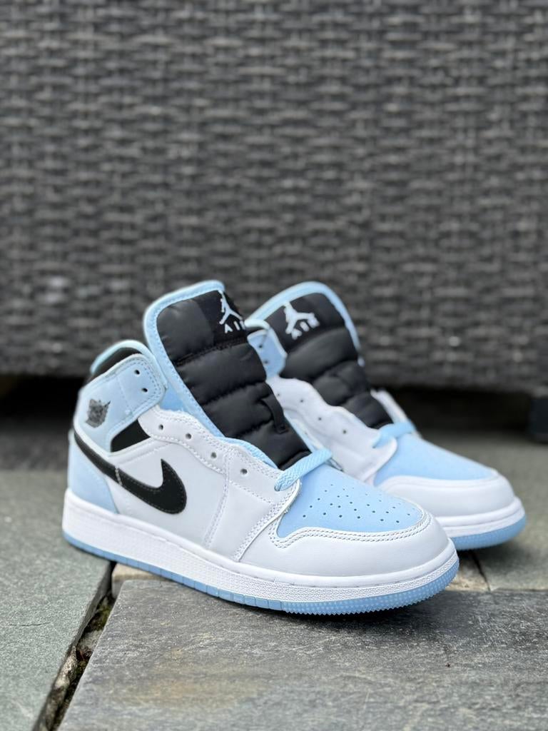 AIR JORDAN 1 MID SE (GS) WHITE / ICE BLUE-BLACK | Maat 36.5, Ophalen of Verzenden, Nieuw, Jongen of Meisje, Schoenen
